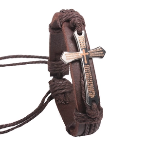 Bracelet punk en cuir vintage avec gravure de croix en métal et texte religieux