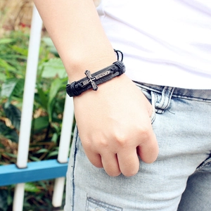 Bracelet rétro punk en cuir tressé noir avec pendentif croix gravé au laser