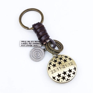 Porte-clés rétro en cuir tressé avec pendentif zodiaque et plaques gravées en laiton