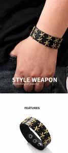 Dettaglio di un bracciale da uomo in pelle nera regolabile con borchie a stella