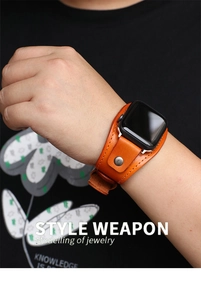 Nahaufnahme von braunem Vintage-Lederarmband mit Nähten und Metallschließe am Handgelenk