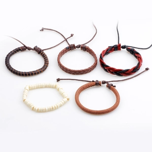 Ensemble de cinq bracelets bohémiens en cuir et perles de bois avec cordons réglables