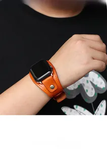 Detailansicht eines bernsteinfarbenen Vintage-Lederarmbands für die Apple Watch mit Naht