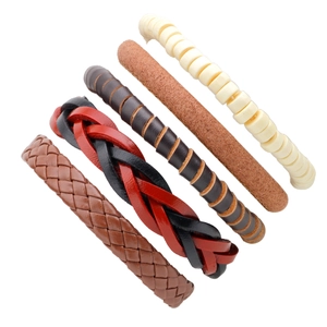 Ensemble de cinq bracelets multicouches en cuir tressé avec perles en bois pour hommes