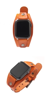 Details des orangefarbenen Lederarmbands für Apple Watch mit Nieten im Vintage-Stil