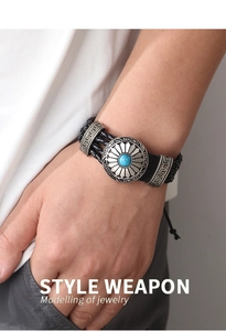 Detailaufnahme von Herren-Lederarmband mit Türkis und Metallperlen im griechischen Stil