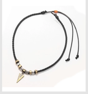 Détail du pendentif loup rétro avec cordon en cuir noir tressé et réglable pour hommes
