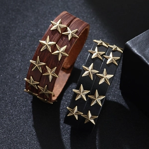Bracciali punk in pelle con borchie a stella in metallo nero e marrone scuro da uomo