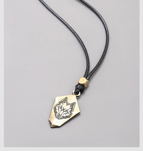 Vue détaillée du pendentif tête de loup en bronze avec texture métallique brossée sur cordon