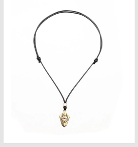Détail d'un pendentif loup géométrique vintage avec cordon noir ciré ajustable