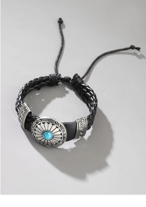 Details von geflochtenem Lederarmband mit Türkis-Inlay und Sonnenblumen-Metallanhänger