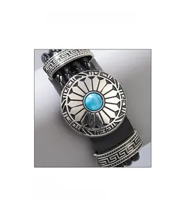 Detailansicht des geflochtenen Lederarmbands mit blauem Türkis und geprägten Metallnieten
