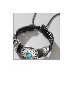 Detail eines geflochtenen Lederarmbands mit blauem Türkis und geometrischen Legierungen