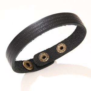 Detailansicht Lederarmband in Schwarz mit russischer Schrift und bronzenen Metalldruckknöpfen
