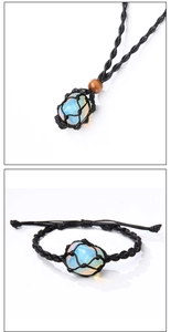 Detailansicht eines hellblauen Edelsteins im schwarzen handgewebten Netzkordel-Armband