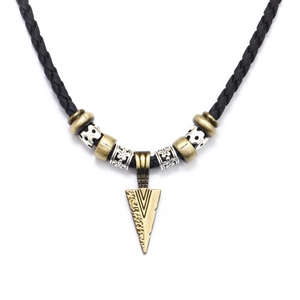 Collier vintage homme avec pendentif flèche en bronze et cordon noir ajustable en cire