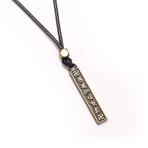 Collier vintage avec pendentif rectangulaire tête de loup en bronze et cordon noir
