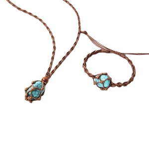 Boho-Schmuckset mit Türkisstein in braunem gewebtem Netzbeutel und dekorativen Holzperlen
