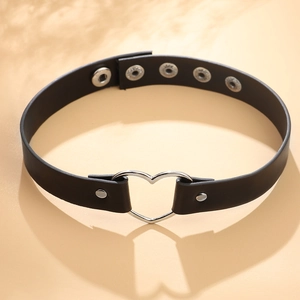 Détail du choker en cuir noir avec anneau en cœur argenté et boutons-pression réglables