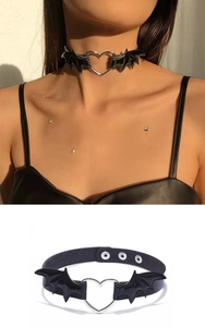 Gothic PU δερμάτινο τσόκερ με ασημένια καρδιά και μαύρα φτερά νυχτερίδας λεπτομέρεια