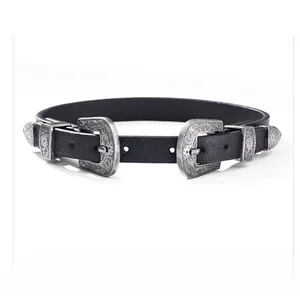 Détail de boucles en métal gravé sur ceinture en cuir noir au style bohème vintage