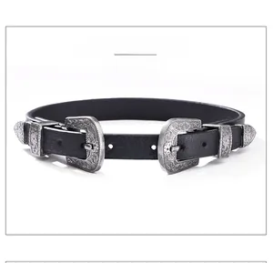 Détail de boucles en argent gravées sur un choker en cuir noir pour femmes
