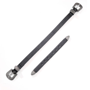 Collier rétro en alliage avec bracelet en cuir noir et boucles argentées ciselées