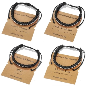 Lot de quatre bracelets en cuir avec code Morse et perles argentées sur cartes cadeaux