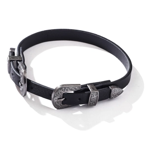 Choker vintage en cuir noir avec trois boucles ciselées en argent au style rétro chic