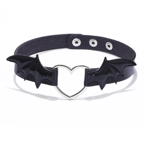 Gothic choker από μαύρο δέρμα με ασημένια καρδιά, φτερά νυχτερίδας και ρυθμιζόμενα κουμπιά