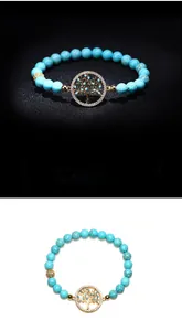 Détail d'un bracelet en perles de turquoise avec pendentif arbre de vie et zircons