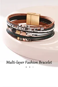 Detalle de pulsera bohemia de cuero con colgantes de hojas y cierre magnético