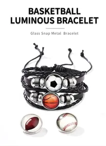Details des leuchtenden Lederarmbands mit Sportball-Glas-Druckknöpfen für Herren