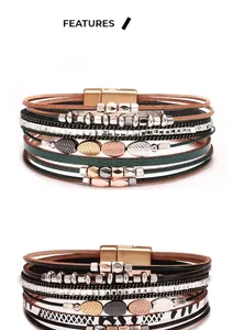 Detalle de pulseras bohemias de cuero con colgantes de hojas y cierres magnéticos
