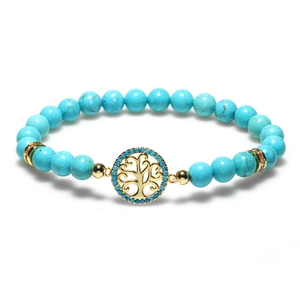 Détail du bracelet en perles de turquoise avec pendentif Arbre de Vie doré et zircons bleus