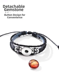 Detailansicht eines geflochtenen Lederarmbands mit abnehmbarem Basketball-Druckknopf