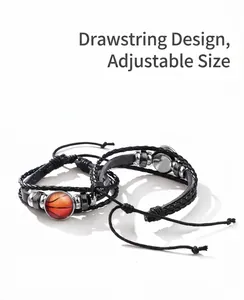 Detail eines verstellbaren Lederarmbands mit leuchtendem Basketball-Glasanhänger