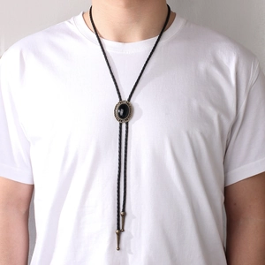 Vintage Bolo Tie mit schwarzer Lederschnur und ovalem Harzstein im goldenen Metallrahmen