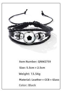 Detailansicht eines geflochtenen Leder-Fußballarmbands mit Glasperle und Kordelzug