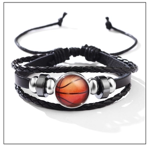 Detailansicht Sportarmband aus Leder mit orangefarbenem Basketball-Glaskabochon