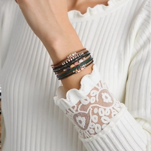 Pulsera bohemia multicapa de cuero trenzado con colgantes de hojas y cierre imán