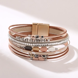 Pulsera bohemia multicapa de cuero con dijes de hojas, pedrería y un cierre magnético