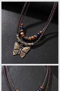 Détail du pendentif papillon rétro avec perles en bois sur collier à double cordon