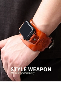 Nahaufnahme des breiten Vintage-Lederarmbands mit Wolfstotem-Prägung für Apple Watch