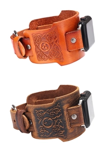 Dettaglio cinturino Apple Watch in pelle con nodo celtico a rilievo e rivetti metallici