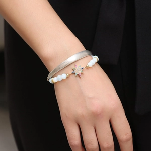 Bracelet étoile doré avec pierres colorées et un jonc ouvert en argent mat pour femme