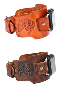 Detail eines geprägten Wolfskopf-Lederarmbandes für Apple Watch in Vintage-Braun