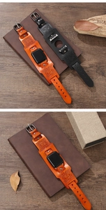 Dettaglio cinturino a polsino in pelle goffrata vintage per Apple Watch su legno