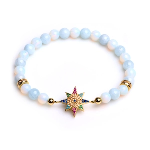 Bracelet en perles bleu clair avec étoile dorée et pierres de zircon colorées