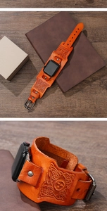 Dettaglio del cinturino vintage in pelle arancione con goffratura a nodi celtici e borchie